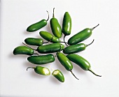 Paprika, Chile serrano, grüne Chillies, hoher Anzahl an Samen