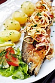 gebratene Forelle mit Kartoffeln und Salat