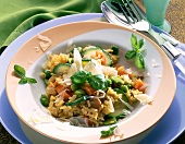Gemüsereis mit Zucchini, Bohnen, Möhren und Curry auf Teller