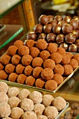 Tabletts mit verschiedenen Pralinensorten in der Chocolaterie Blondel