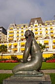 Statue im Park vor dem Grand Hotel Suisse.