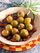 Cipolle al forno - kleine Zwiebeln mit Tomaten im Ofen geschmort