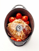 Step, Bratenthermometer benutzen, Fleisch und Tomaten im Bräter
