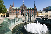 Rathaus von Malmö, im Vordergrund die Wasserskulptur aus Bronze.