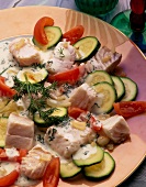 Fischragout mit Zucchini, Tomaten und Dill auf Teller