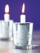 Windlichter in Silber mit Ornament, brennende Kerzen, Unschärfe