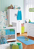 Babyzimmer in Weiß, Farbakzente in Blau und Grün, Wand gestreift
