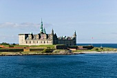 dänisches Schloß Kroneborg bei Helsingör und Meerenge Öresund