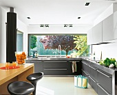 Große Küche m. Einbauküche in Grau + Schwarz, Fenster m. Gartenblick