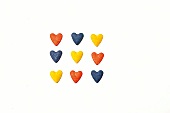 Katzen-Trockenfutter in Herzform, rot, gelb, blau