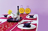 asiatisch gedeckter Tisch, Lampions, Muschelvase mit gelber Blume