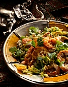 Indischer Reissalat mit Garnelenfleisch u. Porree auf Teller