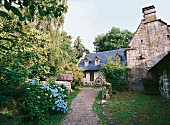 Ferme de Leix, Haus und Garten, überwuchert, grün, Sommer