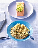 Kartoffelpüree mit Estragon und Senf in Schälchen, Lachs im Hintergrund