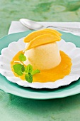 Buttermilchgelee mit Mango auf Teller, gelb