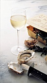 Buch der Meeresfrüchte Austern, Glas mit Weißwein
