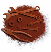 Essbares Schokoladenwerkzeug mit Kakao bestreut