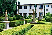 Park vor Hotel "Villa le Piazzole" in der Nähe von Florenz, Sommer