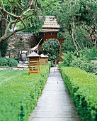 Gartenweg, Buchsbaumhecke, Bäume, Holzleuchte, asiatischer Garten