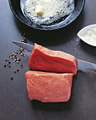 Rohes Kalbsfleisch wird in Scheiben geschnitten.