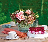Blumenstrauß in Rosa und Grün, Obsttorte rot, Kaffeetasse, außen