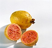 Buch der Exoten, Guaven, gelb, rund, Fruchtlfeisch rosarot, Kerne