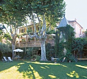 "Villa Saint-Louis" in Lourmarin, Garten, Haus überwuchert