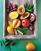 Indien - Obst und Gemüse aus Indien in Holzkiste, Okra, Mango u.a