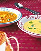 Indien - Linsensuppe u. JoghurtCurry-Suppe in Tellern, gelb