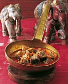 Indien - Rindfleisch-Curry, serviert in Pfanne, orientalisch