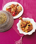 Indien - Scharfes Huhn und Königshuhn auf Tellern, pink