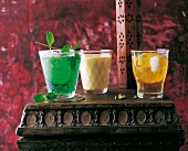 Indien - Pfefferminzwasser, Mango-Lassi und Sharbat, bunt