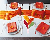 Indien - Tischdeko in Orange, Motiv aus Farbe und Blütenblättern