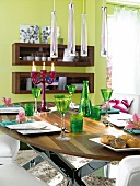 Tisch gedeckt in Grün und Lila, Kerzenleuchter, Gläser
