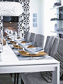 Eleganter Wohnraum in Schwarz, Weiß & Grautönen mit festlich gedecktem Tisch