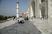 Indien, Agra, Touristen vor dem Mausoleum des Taj Mahal