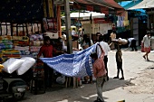 Indien, Stoffhändler auf dem Sarogini Market, Neu Delhi