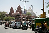 Indien, Straßenkreuzung in Neu Delhi , Hindu-Tempel und Sikh-Tempel