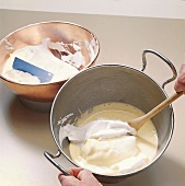 Buch der Kuchen und Torten: Step 7: Eischnee unter Masse heben