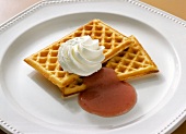 Das große Buch der Desserts: Waffeln mit Erdbeersauce und Sahne