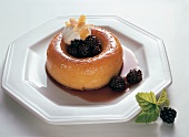 Das große Buch der Desserts: Brombeer-Savarin auf Teller