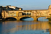 mit Häusern bebaute Brücke über den Arno, Florenz