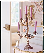 Kerzenleuchter mit Porzellanblumen und 5 Kerzen in Violett, brennen