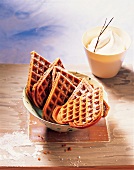 TBN, Desserts, Waffeln in Herz form, Puderzucker, Vanillesahne