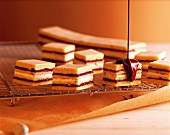 TBN, Desserts, Biskuit-Tört- chen m. Schokolade übergießen,Step 1