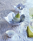 Birne in Zucker in Papierschale aus Tapete als Tischdeko