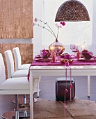 Tisch festlich gedeckt in Pink, Essplatz in Weiß, Wunderkerzen