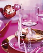Tischdeko in Pink und Bronze, Glas mit Weihnachtskugel als Platzkarte