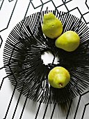 Schale aus dünnen Kunststoffästen in Schwarz mit Birnen