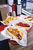 Chicago Hot Dogs mit Mohnbrötchen, Pickles, Tomatenscheiben und Relish